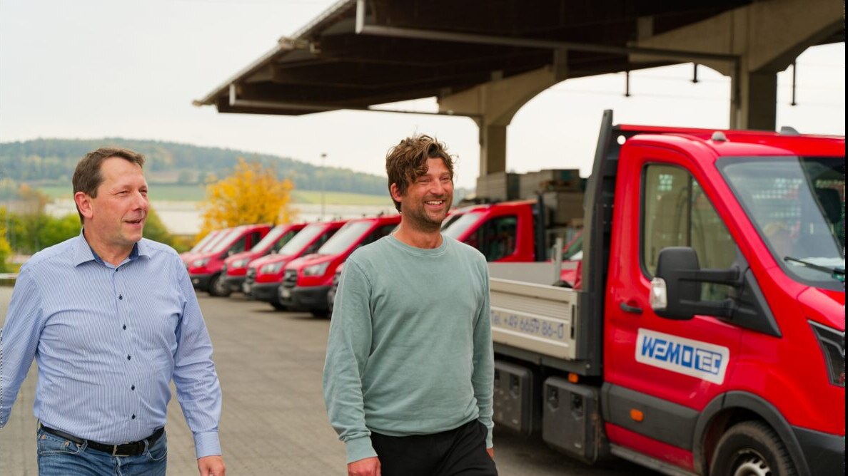 Niklaas Zander, Inhaber Fachkraft Jetzt, im Gespräch mit einem Mittelstands-Inhaber vor Ort