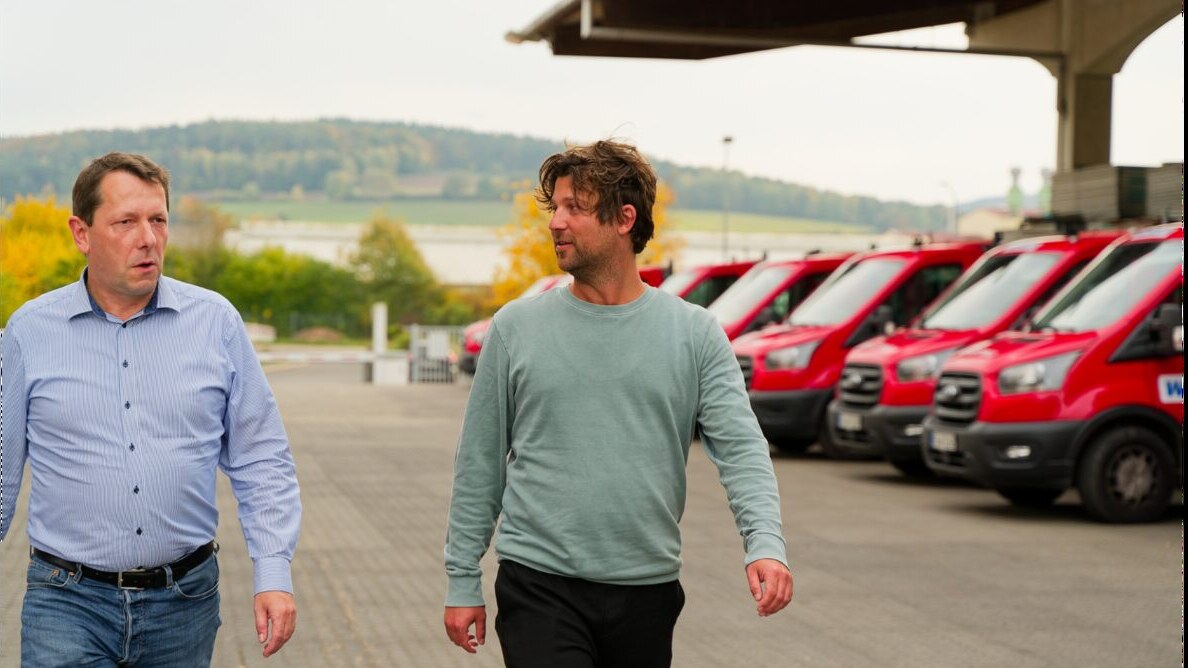 Niklaas Zander beim Spediteur am Standort, Disposition und Fuhrpark im Hintergrund