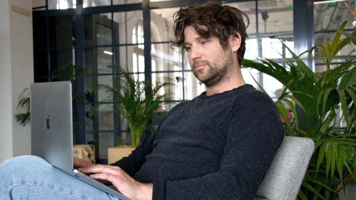 Niklaas Zander bei der digitalen Personalsuche am Laptop