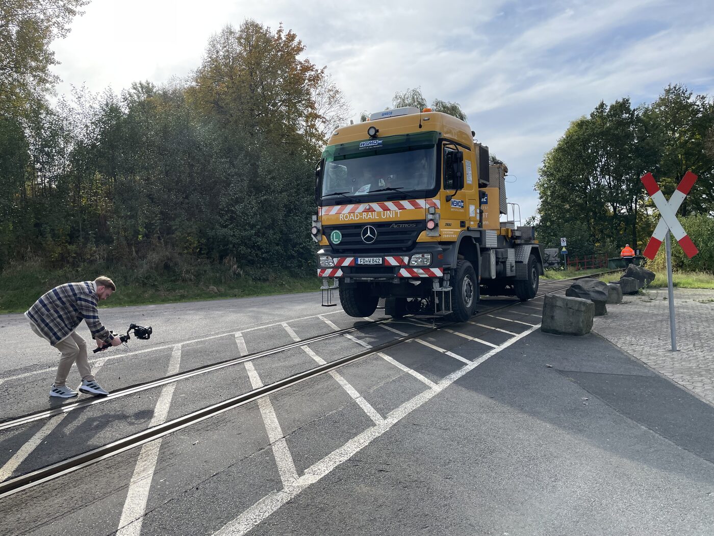 LKW-Fahrer am Steuer auf der Autobahn: Wo Speditionen 2026 Fahrer finden